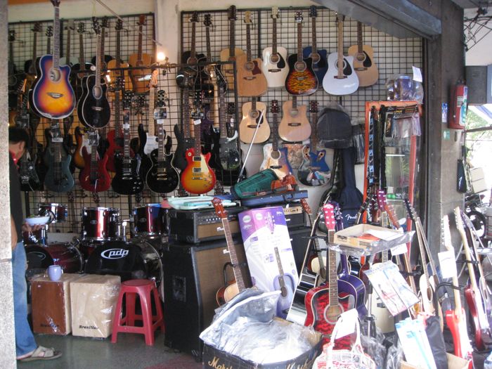 タイ・バンコクの楽器屋 ～街の楽器屋～: 気になる機材の話